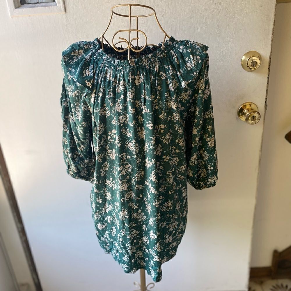 Doe & Rae Green Floral Ruffle Neck Top Size Small - Picture 9 of 11